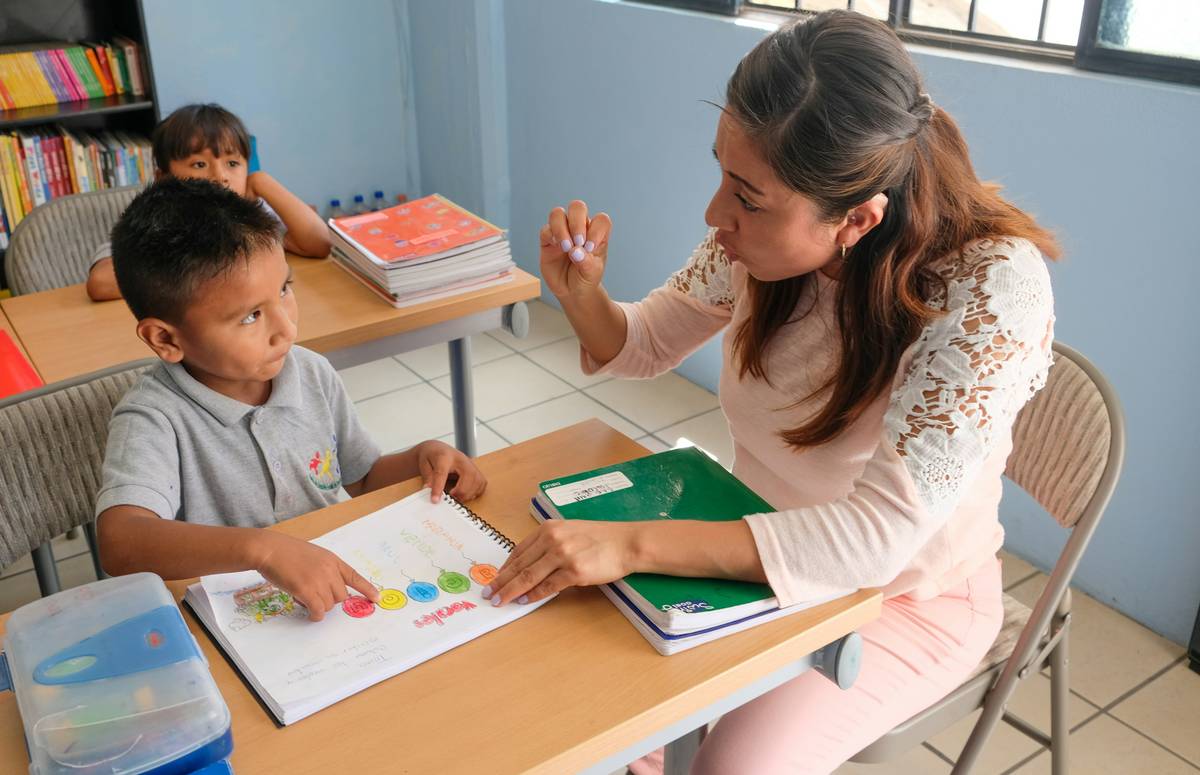 strategies for multilingual learners: diverse students engaging with translated course materials on laptops and tablets